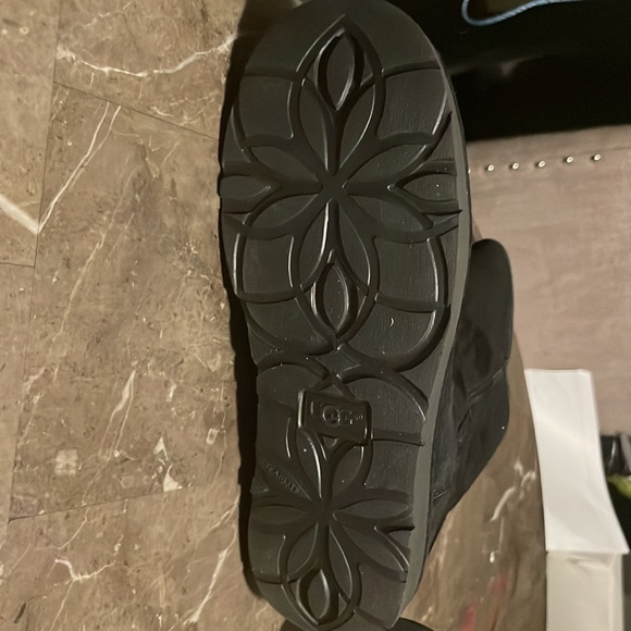 Black suede Ugg zip up boot size 5 worn once excellent condition - Picture 2 of 4